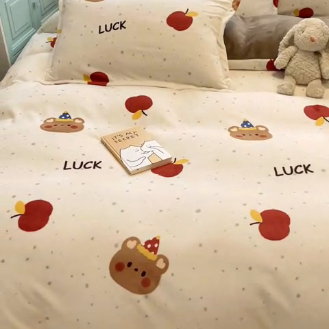 91家纺网 家纺一手货源 找家纺 慕尚家纺 2025新款3.5kg高克重田园花卉类牛奶绒四件套 苹果小熊