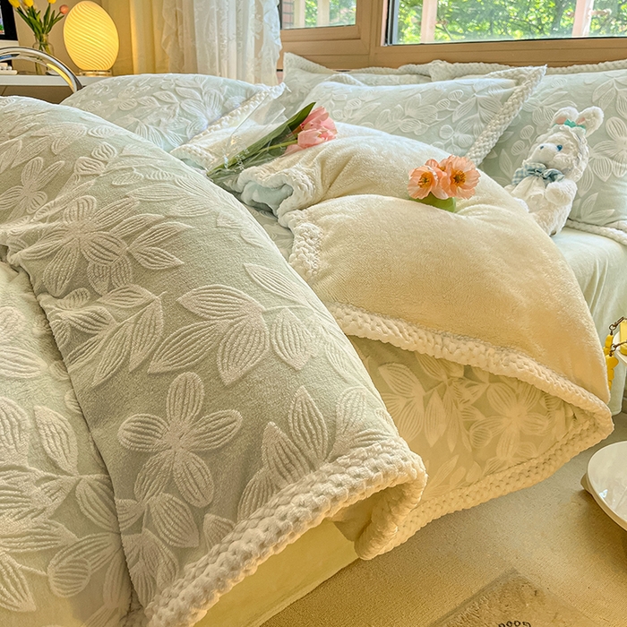 91家纺网 家纺一手货源 找家纺 2024新款简约包边全消光雕花牛奶绒兔兔绒四件套 雕花包边-爱在秋冬 浅绿（新拍）