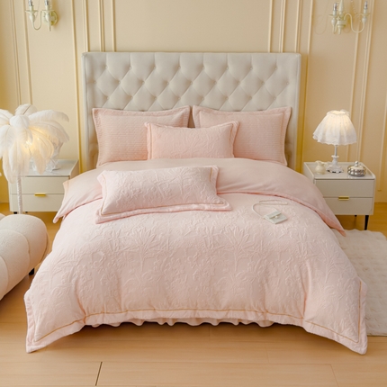 木兰花 2025新款A类230克全消光5D雕花牛奶绒被套宽边一字绣床单床盖床裙款四件套 丛林蝶影粉玉