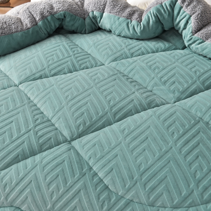 91家纺网 家纺一手货源 找家纺 锦逸家居 2025新款剪花牛奶绒冬被纯色冬被雕花牛奶绒冬被被子被芯春秋被 湖蓝