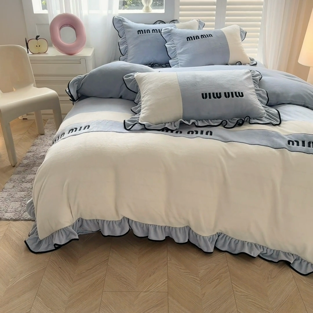 91家纺网 家纺一手货源 找家纺 凯美家居 2024新款牛奶绒刺绣花边四件套-美丽格 美丽格-蓝灰