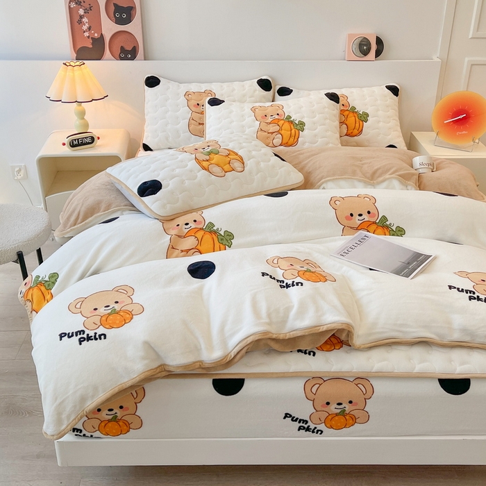 91家纺网 家纺一手货源 找家纺 2024秋冬A类牛奶绒加厚夹棉床笠+牛奶绒被套四件套波点熊