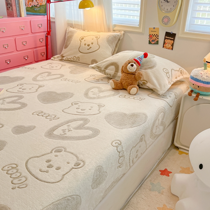 91家纺网 家纺一手货源 找家纺 韩巢家纺 2024新款加厚雪花绒卡通印花保暖床笠三件套 爱心熊(绿)