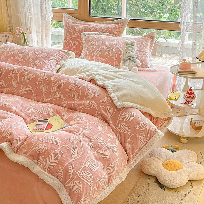 91家纺网 家纺一手货源 找家纺 2024新款简约包边全消光雕花牛奶绒兔兔绒四件套 雕花包边-迪娅妮 粉玉