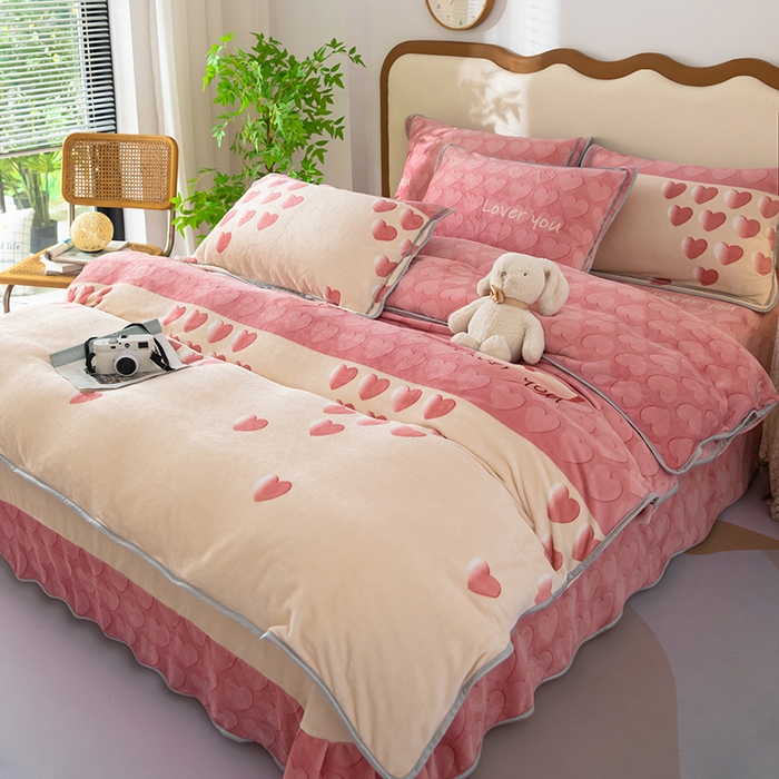 91家纺网 家纺一手货源 找家纺 雨萝家纺 2024新款亲肤舒适牛奶绒四件套 心有灵犀