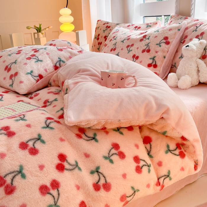 91家纺网 家纺一手货源 找家纺 慕澄家纺 2024新款兔绒牛奶绒加厚保暖印花四件套 樱桃小丸子