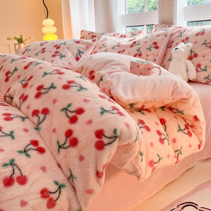 91家纺网 家纺一手货源 找家纺 慕澄家纺 2024新款兔绒牛奶绒加厚保暖印花四件套 樱桃小丸子