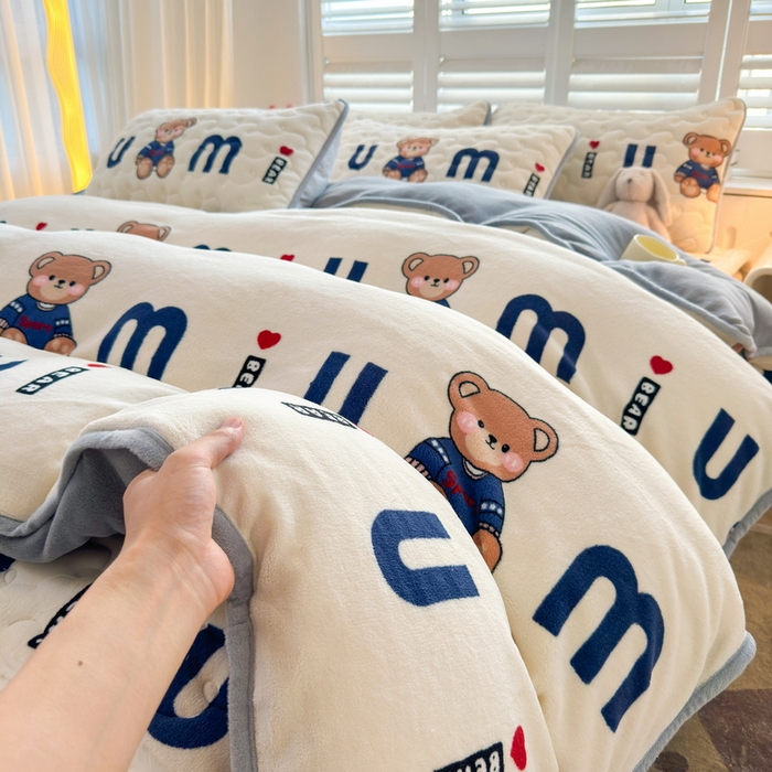 91家纺网 家纺一手货源 找家纺 2024秋冬新款牛奶绒加厚夹棉床褥垫+牛奶绒被套四件套妙妙熊