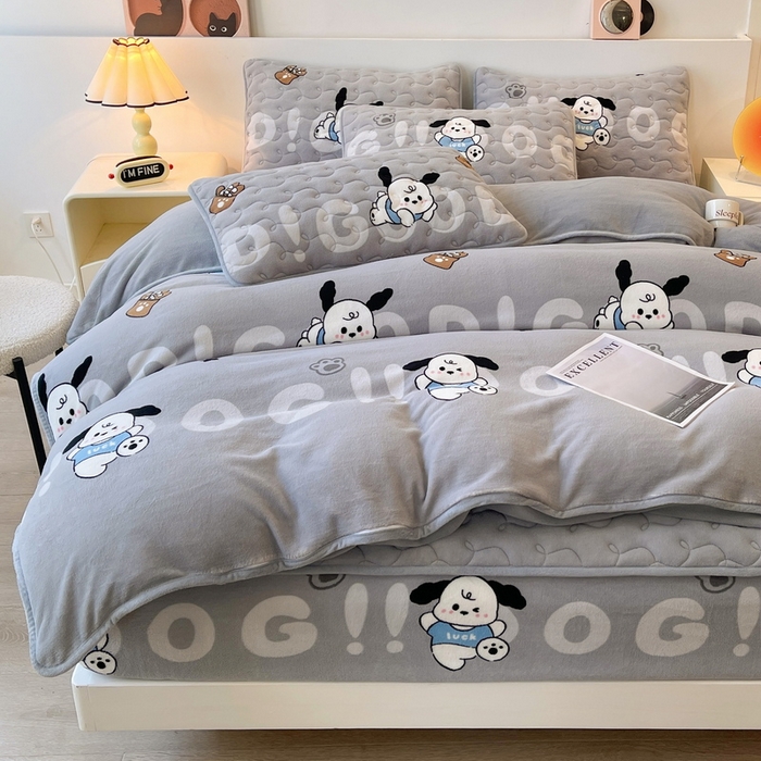 91家纺网 家纺一手货源 找家纺 2024秋冬A类牛奶绒加厚夹棉床笠+牛奶绒被套四件套字母狗