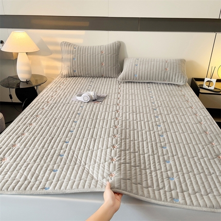 91家纺网 家纺一手货源 找家纺 2024新款A类纯色牛奶绒刺绣薄款床垫加厚绒保暖床笠床护垫 艾维-浅灰（床褥款）