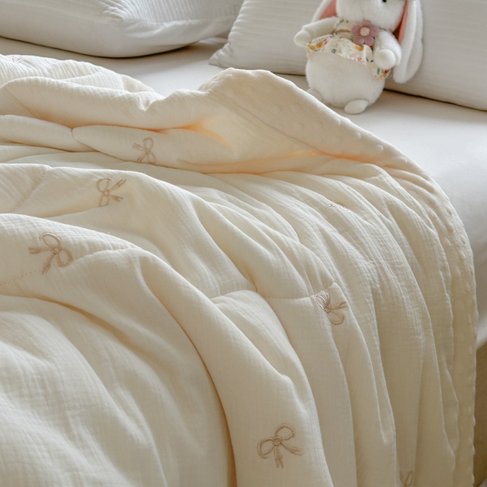 91家纺网 家纺一手货源 找家纺 木楌家居 2025新款全棉A类皱皱纱刺绣手包边豆豆被 清欢