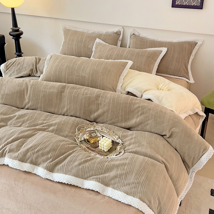 91家纺网 家纺一手货源 找家纺 2024新款简约包边全消光雕花牛奶绒兔兔绒四件套 包边绒 波浪条咖