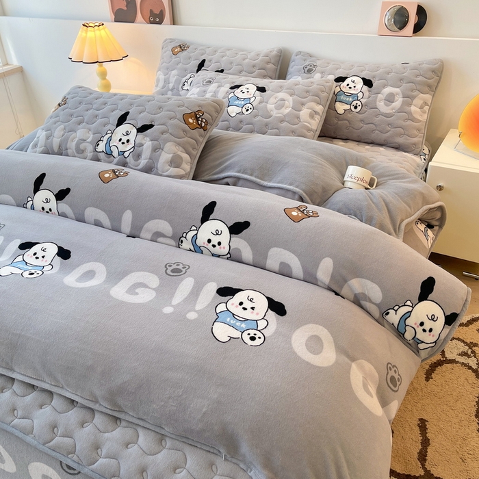 91家纺网 家纺一手货源 找家纺 2024秋冬A类牛奶绒加厚夹棉床笠+牛奶绒被套四件套字母狗