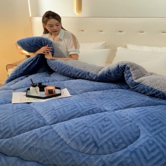 91家纺网 家纺一手货源 找家纺 锦逸家居 2025新款剪花牛奶绒冬被纯色冬被雕花牛奶绒冬被被子被芯春秋被 海洋蓝