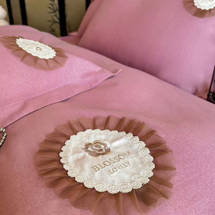 91家纺网 家纺一手货源 找家纺 梵克保罗 2024秋冬加厚肌理纹碳素磨毛刺绣贴布绣花边新中式四件套 豆沙