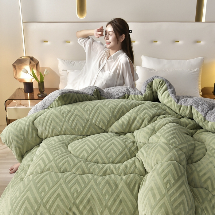 91家纺网 家纺一手货源 找家纺 锦逸家居 2025新款剪花牛奶绒冬被纯色冬被雕花牛奶绒冬被被子被芯春秋被 抹茶绿