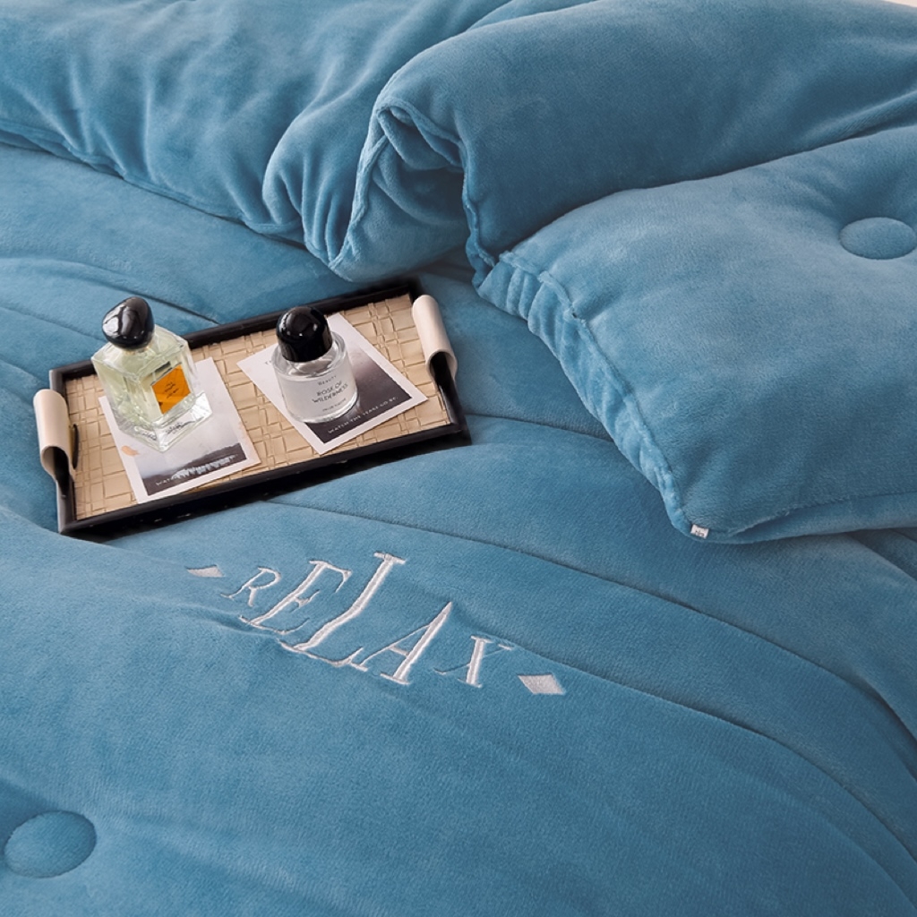 91家纺网 家纺一手货源 找家纺 牛魔王家居 2024新款加厚牛奶绒绣花冬被春秋被大豆被被子 牛奶绒+月光蓝