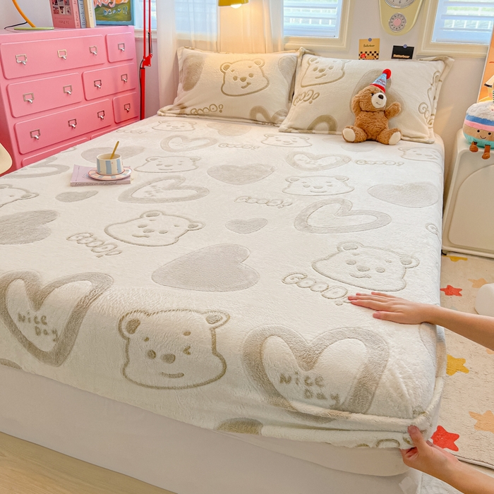 91家纺网 家纺一手货源 找家纺 韩巢家纺 2024新款加厚雪花绒卡通印花保暖床笠三件套 爱心熊(绿)