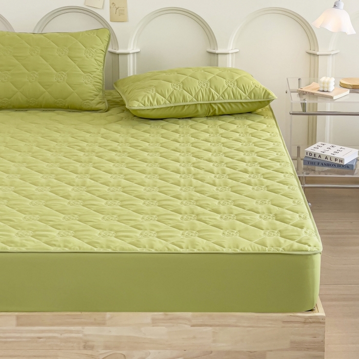 91家纺网 家纺一手货源 找家纺 丝涟家居 2025新款A类亲肤棉防水防污床笠--花朵款 玫瑰花-芥末绿