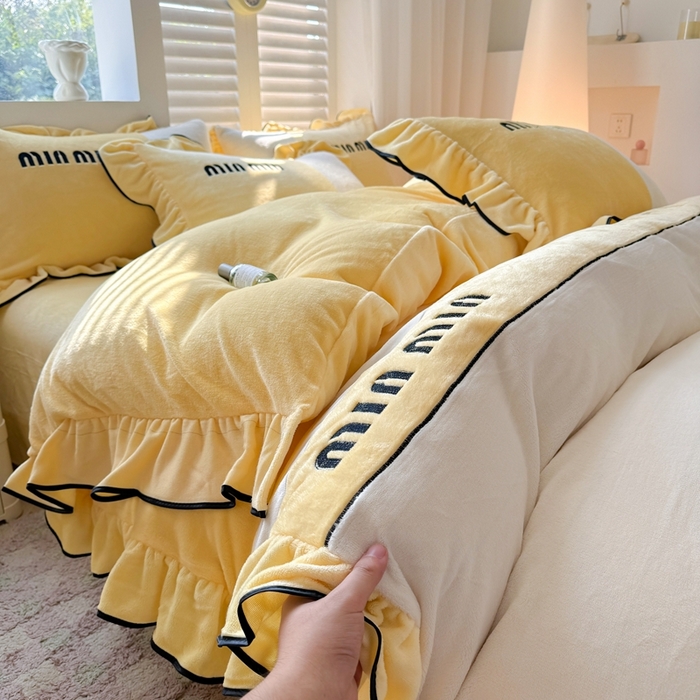 91家纺网 家纺一手货源 找家纺 凯美家居 2024新款牛奶绒刺绣花边四件套-美丽格 美丽格-亮黄