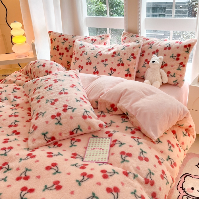 91家纺网 家纺一手货源 找家纺 慕澄家纺 2024新款兔绒牛奶绒加厚保暖印花四件套 樱桃小丸子