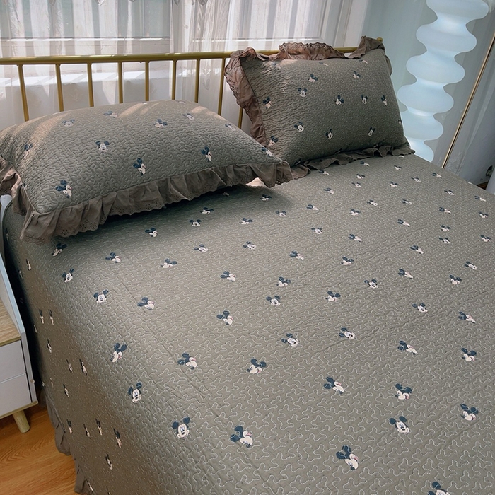 91家纺网 家纺一手货源 找家纺 2024新款亲肤舒适法式床盖三件套 咖啡豆米奇