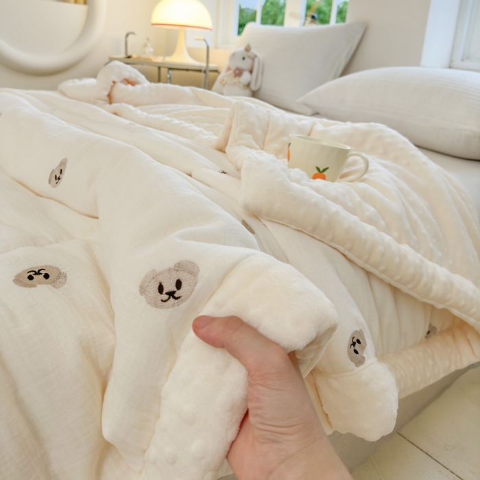 91家纺网 家纺一手货源 找家纺 木楌家居 2025新款全棉A类皱皱纱刺绣手包边豆豆被 熊宝贝