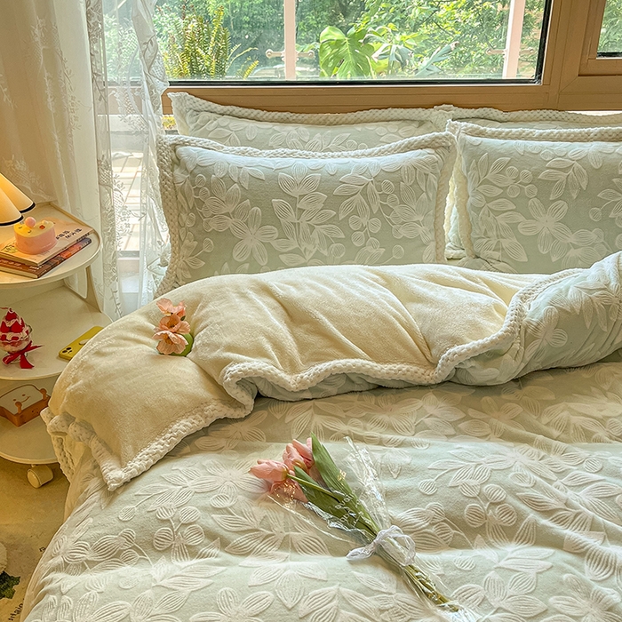 91家纺网 家纺一手货源 找家纺 2024新款简约包边全消光雕花牛奶绒兔兔绒四件套 雕花包边-爱在秋冬 浅绿（新拍）