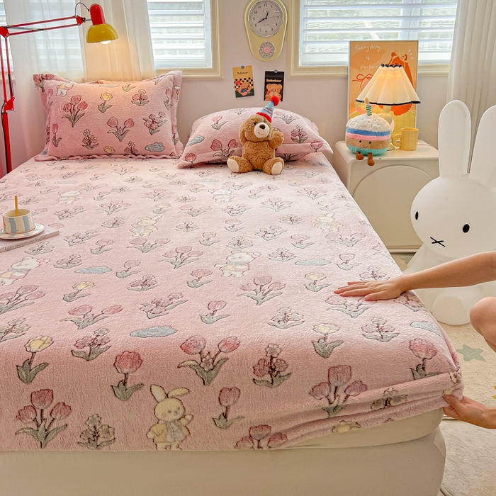 91家纺网 家纺一手货源 找家纺 韩巢家纺 2024新款加厚雪花绒卡通印花保暖床笠三件套 花园熊(粉)