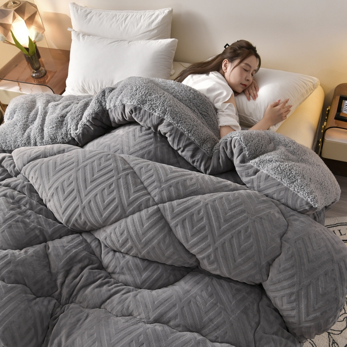 91家纺网 家纺一手货源 找家纺 锦逸家居 2025新款剪花牛奶绒冬被纯色冬被雕花牛奶绒冬被被子被芯春秋被 高级灰