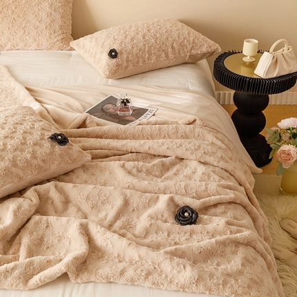 91家纺网 家纺一手货源 找家纺 2024秋冬保暖加厚绒类玫瑰兔绒毛毯、抱枕 毛毯-米杏