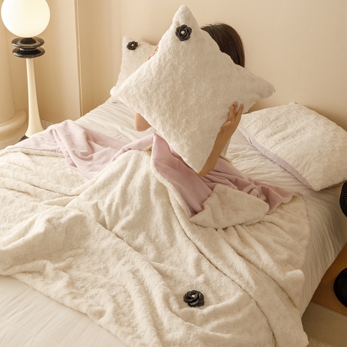 91家纺网 家纺一手货源 找家纺 2024秋冬保暖加厚绒类玫瑰兔绒毛毯、抱枕 毛毯-迷雾白紫