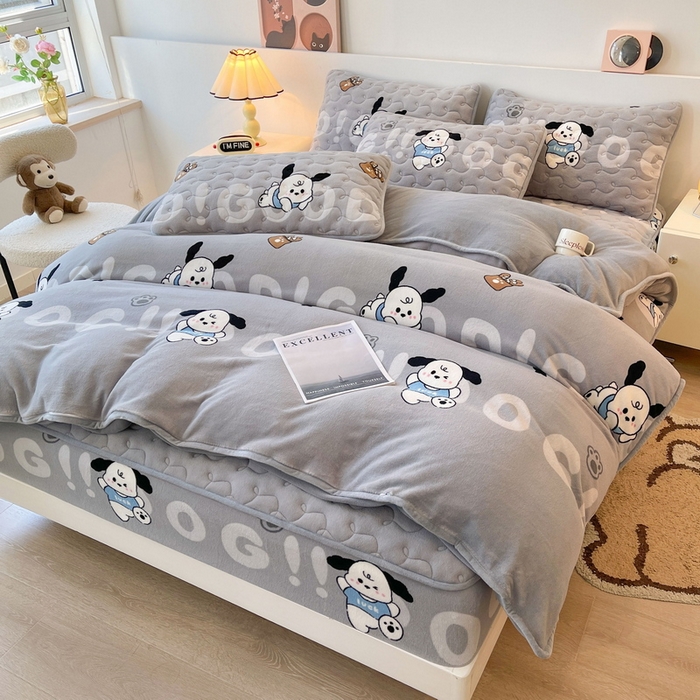 91家纺网 家纺一手货源 找家纺 2024秋冬A类牛奶绒加厚夹棉床笠+牛奶绒被套四件套字母狗