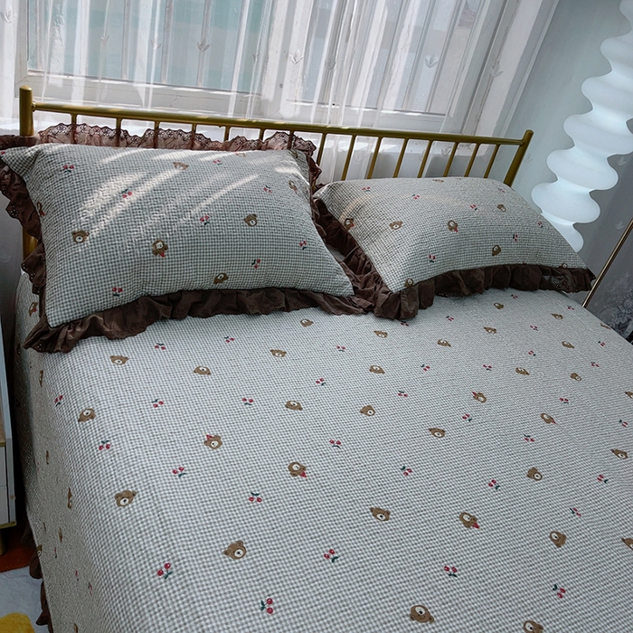 91家纺网 家纺一手货源 找家纺 2024新款亲肤舒适法式床盖三件套 熊头小格子