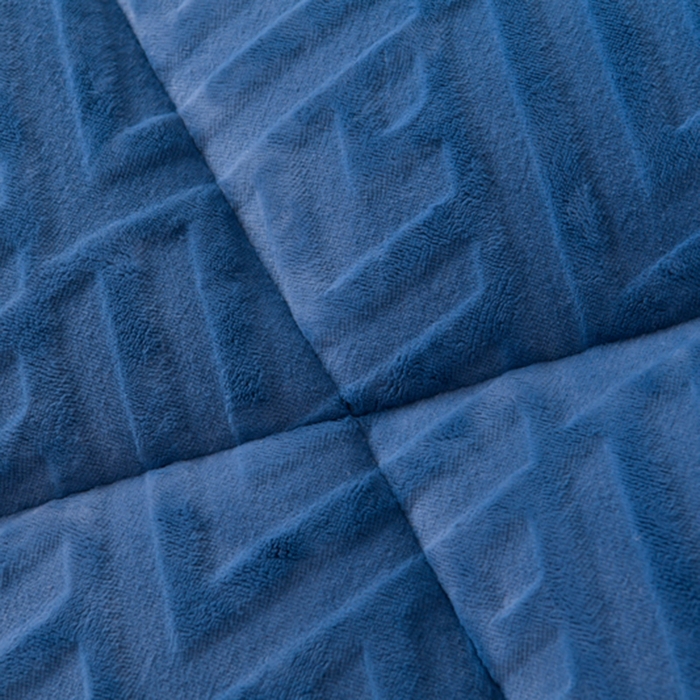 91家纺网 家纺一手货源 找家纺 锦逸家居 2025新款剪花牛奶绒冬被纯色冬被雕花牛奶绒冬被被子被芯春秋被 海洋蓝