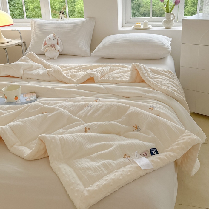 91家纺网 家纺一手货源 找家纺 木楌家居 2025新款全棉A类皱皱纱刺绣手包边豆豆被 允禾