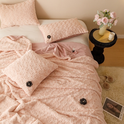 91家纺网 家纺一手货源 找家纺 2024秋冬保暖加厚绒类玫瑰兔绒毛毯、抱枕 毛毯-裸粉