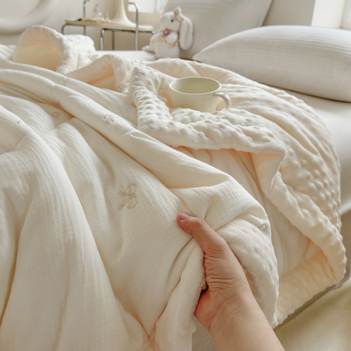 91家纺网 家纺一手货源 找家纺 木楌家居 2025新款全棉A类皱皱纱刺绣手包边豆豆被 清欢