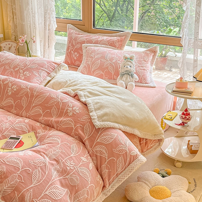 91家纺网 家纺一手货源 找家纺 2024新款简约包边全消光雕花牛奶绒兔兔绒四件套 雕花包边-迪娅妮 粉玉