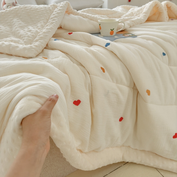 91家纺网 家纺一手货源 找家纺 木楌家居 2025新款全棉A类皱皱纱刺绣手包边豆豆被 心动