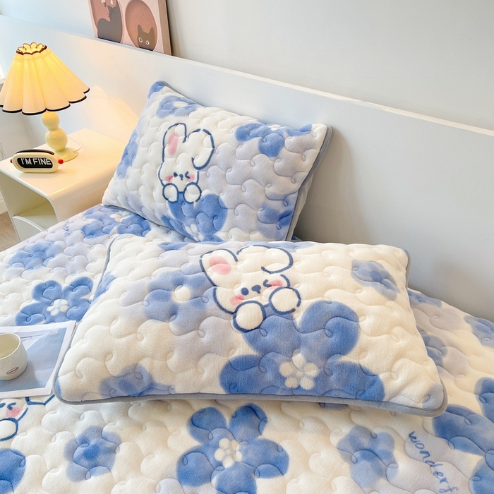 91家纺网 家纺一手货源 找家纺 2024秋冬A类牛奶绒加厚夹棉床笠+牛奶绒被套四件套蓓蕾兔-兰