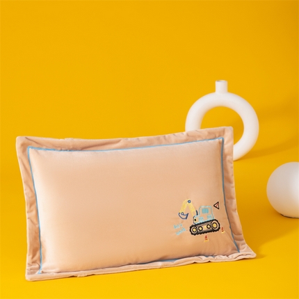 91家纺网 家纺一手货源 找家纺 （总）大熊枕芯 2024新款婴儿绒绣花儿童枕 枕头枕芯