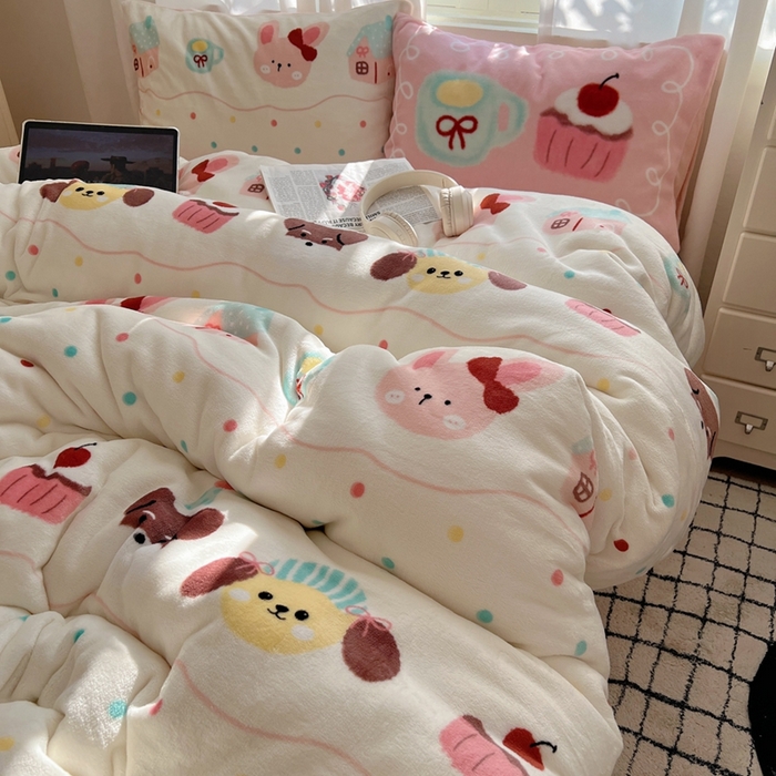 91家纺网 家纺一手货源 找家纺 桃喜 2024新秋冬新品卡通混搭牛奶绒系列四件套 波点动物园（牛奶绒）
