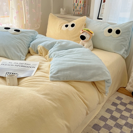 91家纺网 家纺一手货源 找家纺 桃子家居 2024新款A类ins加厚毛巾绣大眼萌混搭撞色牛奶绒系列四件套 绒毛巾绣-大眼萌蓝格黄黄2