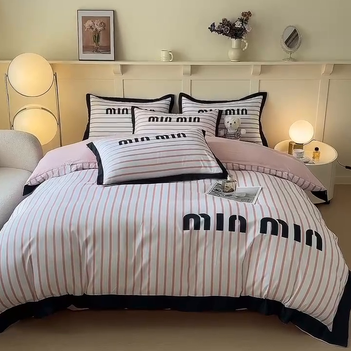 91家纺网 家纺一手货源 找家纺 花沐家居 2024新款亲肤云朵棉四件套加厚印花高克重磨毛四件套直播爆款 条纹粉