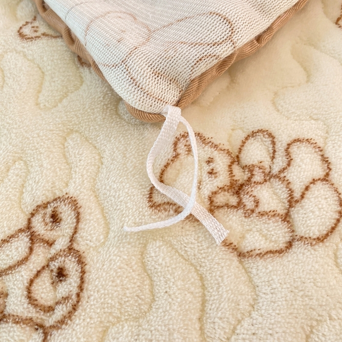 91家纺网 家纺一手货源 找家纺 赫梵茜 2024新款高克重安抚豆豆被套加厚牛奶绒床盖加厚牛奶绒夹棉床笠四件套 小熊院长