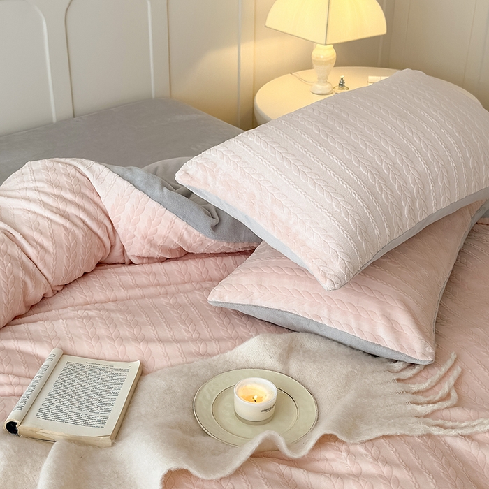 91家纺网 家纺一手货源 找家纺 2024新款雕花绒牛奶绒四件套--麦穗系列 麦穗粉灰