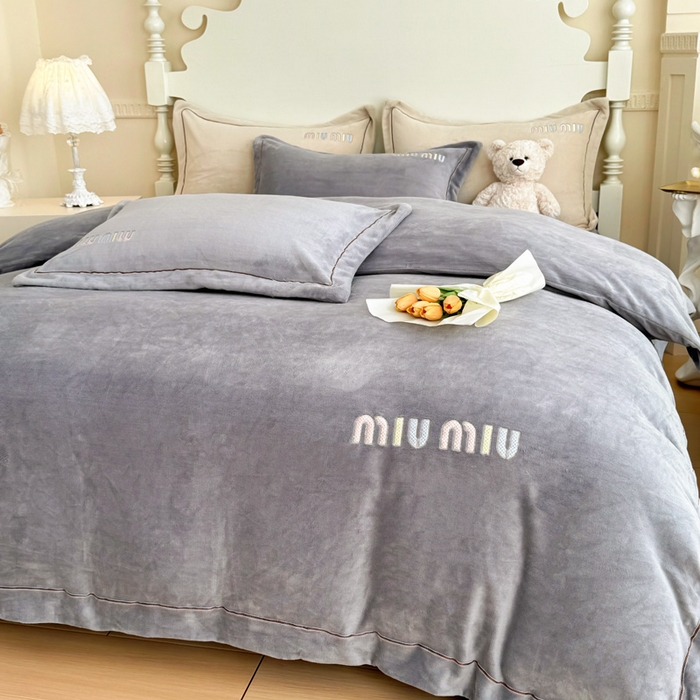 91家纺网 家纺一手货源 找家纺 （总）宜家坊 2024新款高克重9斤婴儿绒轻奢刺绣织带四件套