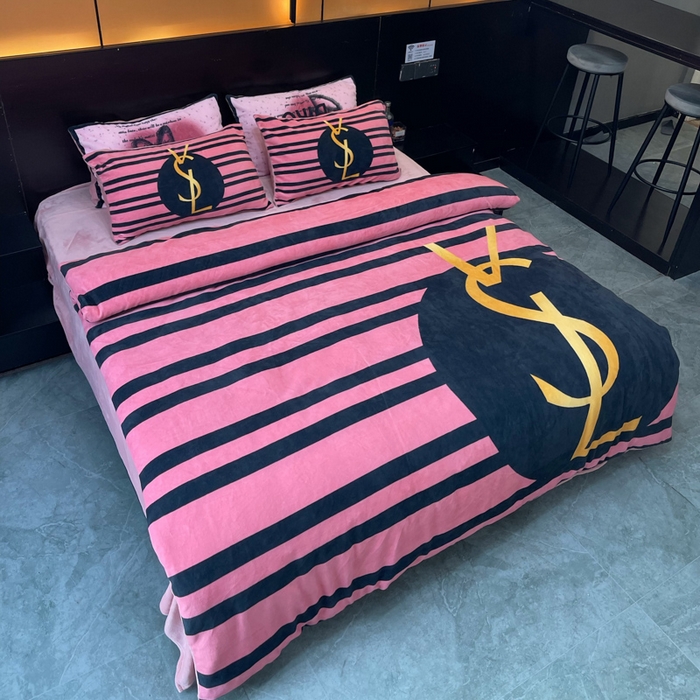 91家纺网 家纺一手货源 找家纺 2024新款大版数码印花四件套高克重双面加厚牛奶绒四件套 条纹女孩