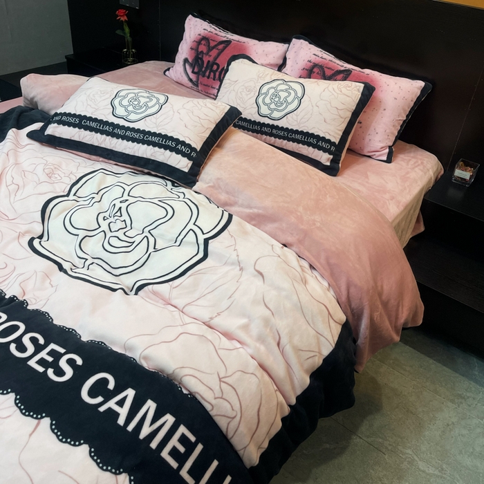 91家纺网 家纺一手货源 找家纺 2024新款大版数码印花四件套高克重双面加厚牛奶绒四件套 山茶粉